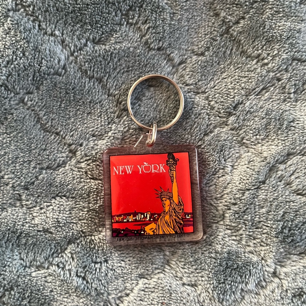 Vintage‎ 1991 New York City Keychain Statue of Liberty Red Acrylic Souvenir K61